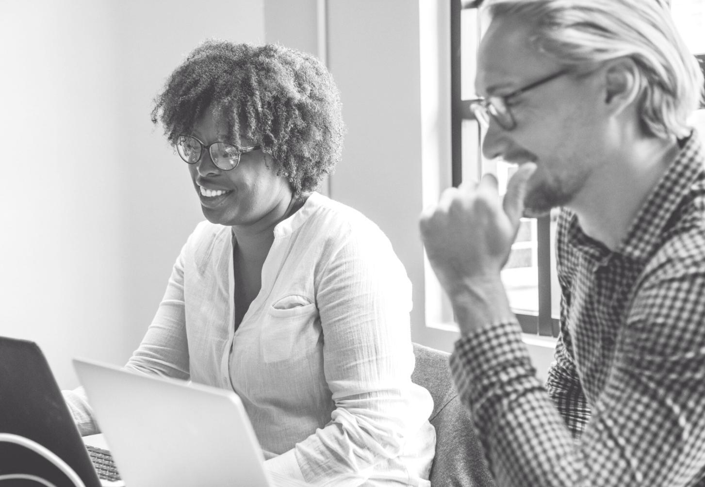 Teilnehmerin analysiert Budgetdaten am Arbeitsplatz